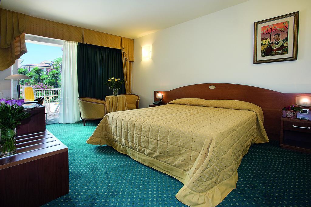 Hotel Capri Bardolino 3S Rum bild