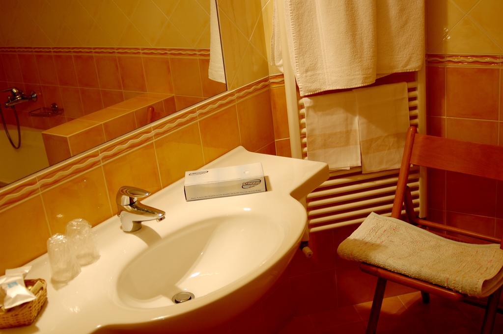 Hotel Capri Bardolino 3S Rum bild