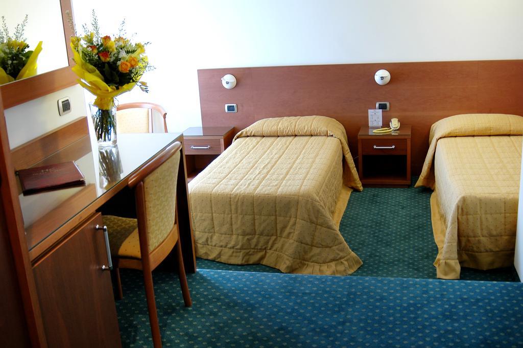 Hotel Capri Bardolino 3S Rum bild