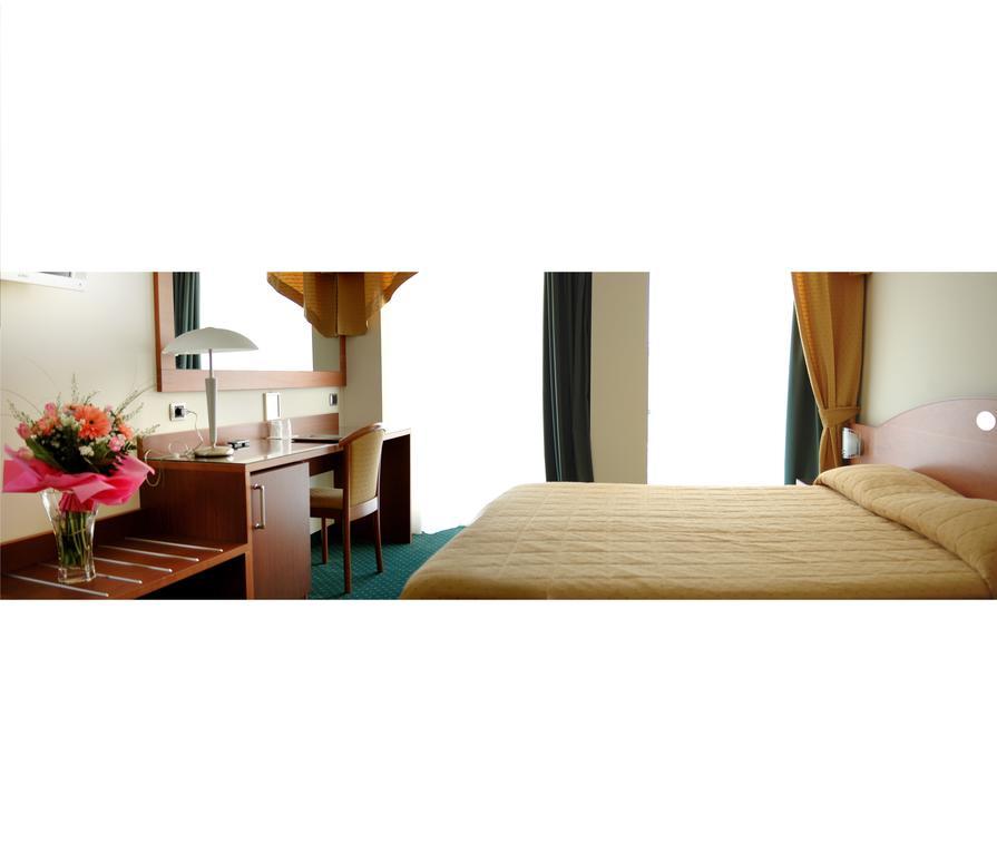 Hotel Capri Bardolino 3S Rum bild