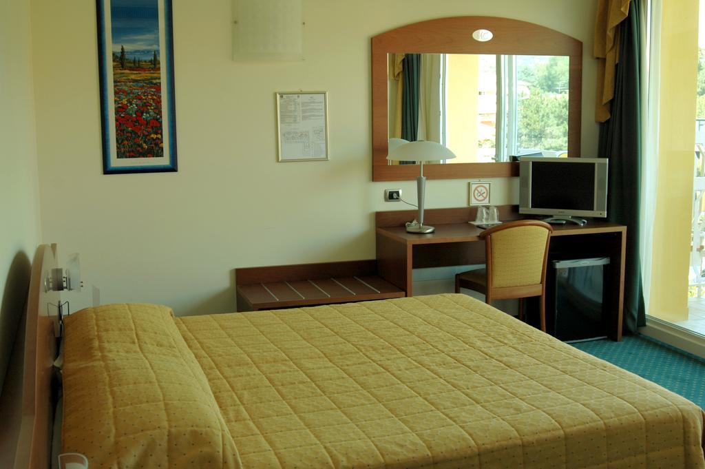 Hotel Capri Bardolino 3S Rum bild
