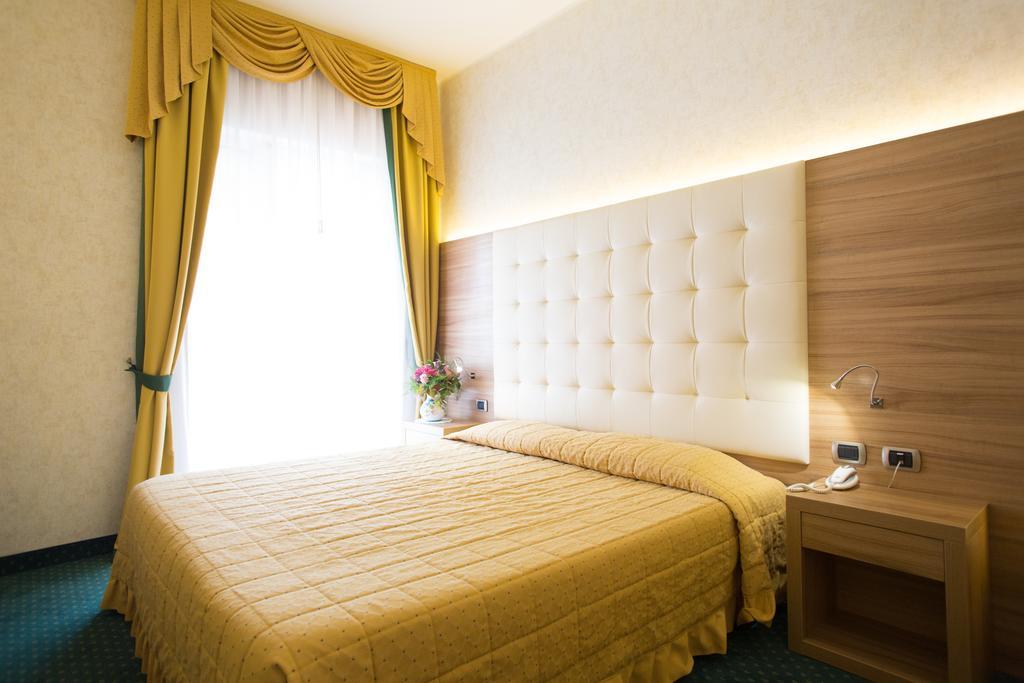 Hotel Capri Bardolino 3S Rum bild