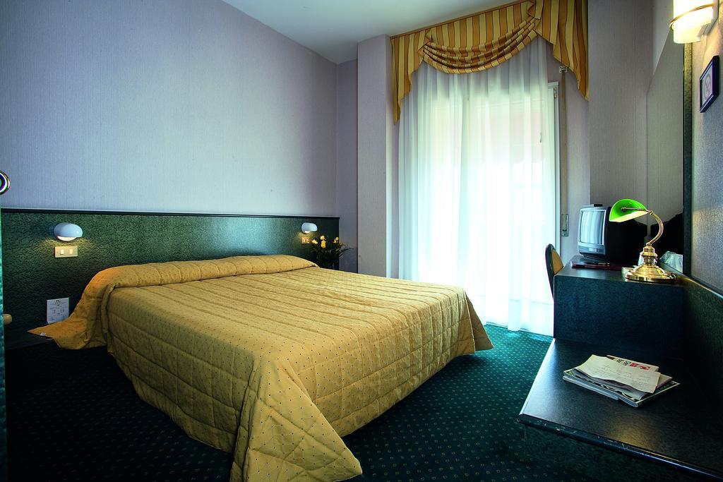 Hotel Capri Bardolino 3S Rum bild