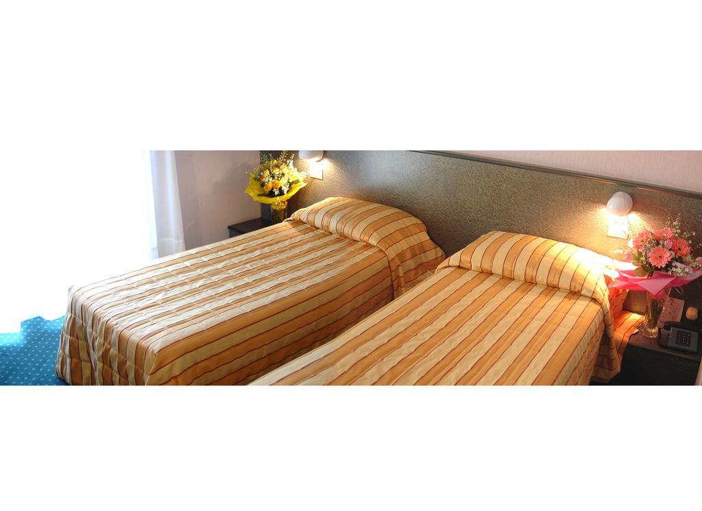 Hotel Capri Bardolino 3S Rum bild