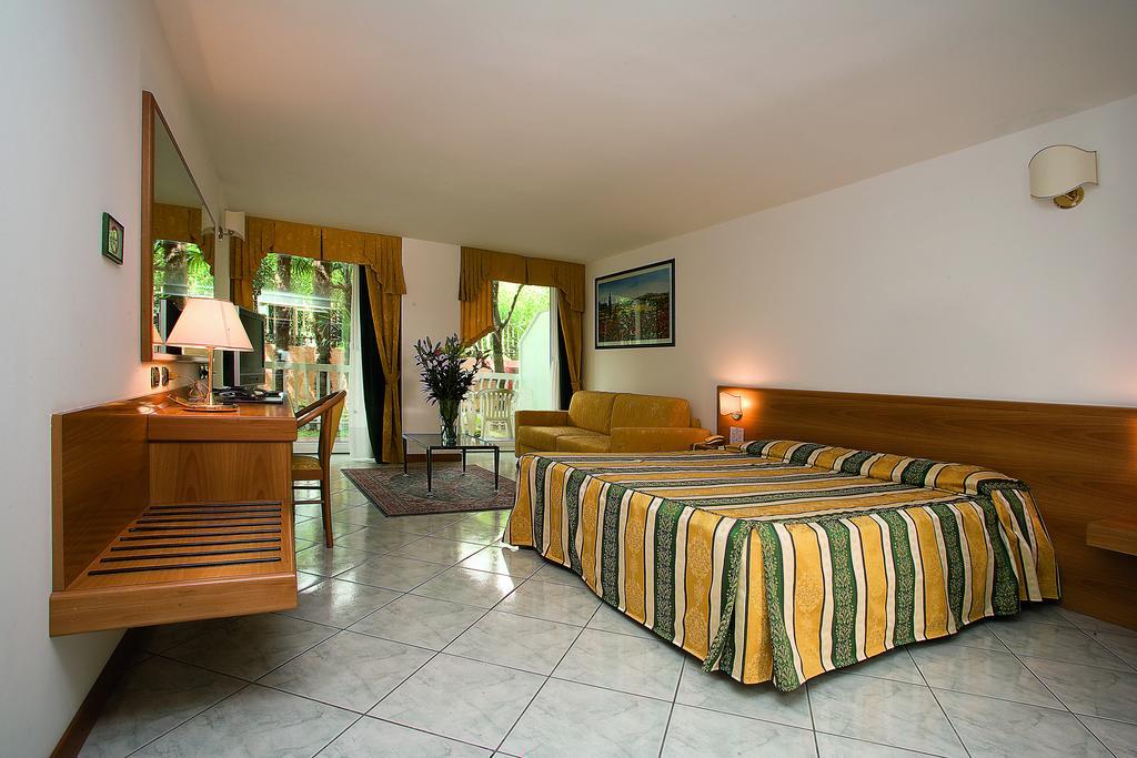 Hotel Capri Bardolino 3S Rum bild