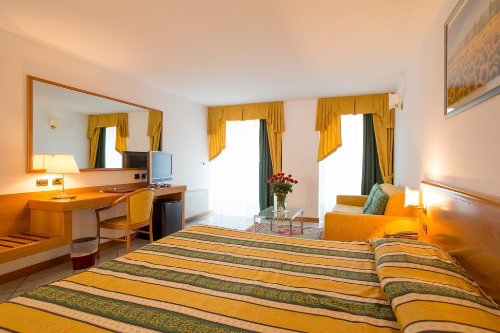 Hotel Capri Bardolino 3S Rum bild