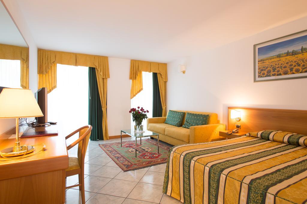 Hotel Capri Bardolino 3S Rum bild