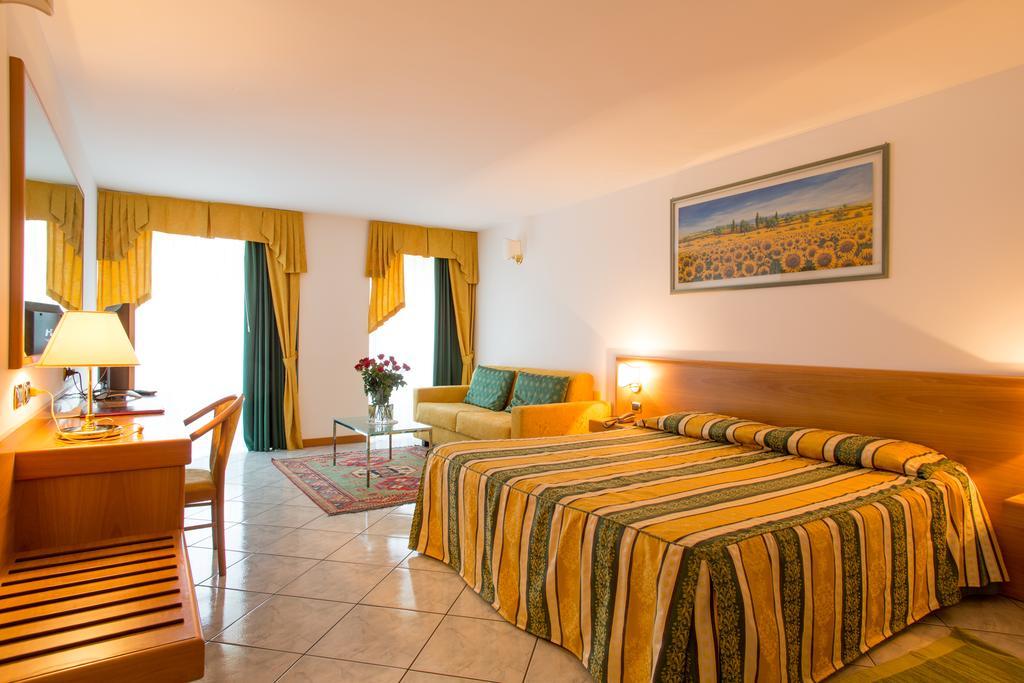Hotel Capri Bardolino 3S Rum bild