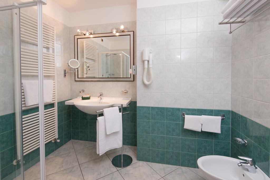 Hotel Capri Bardolino 3S Rum bild