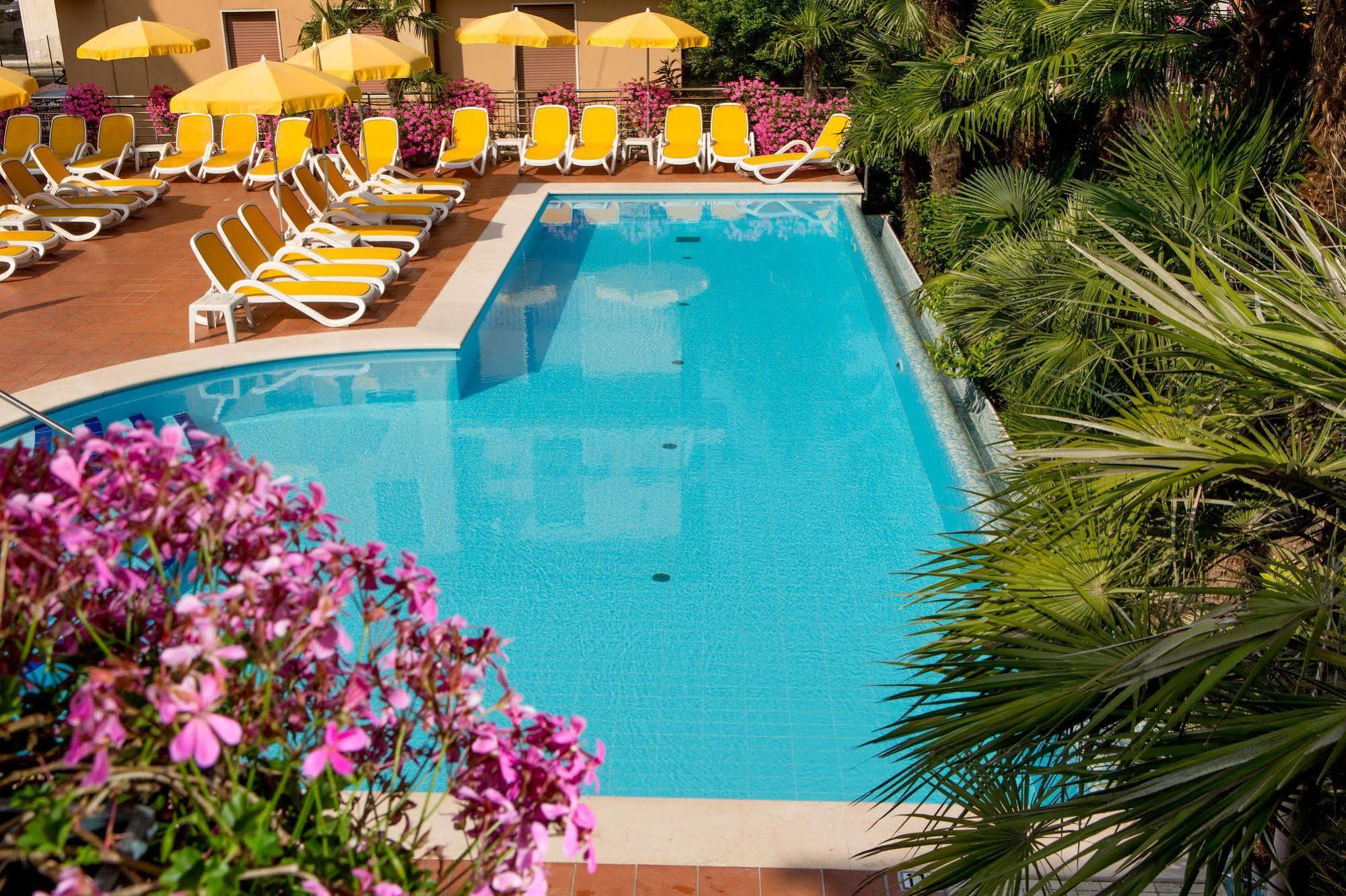 Hotel Capri Bardolino 3S Exteriör bild